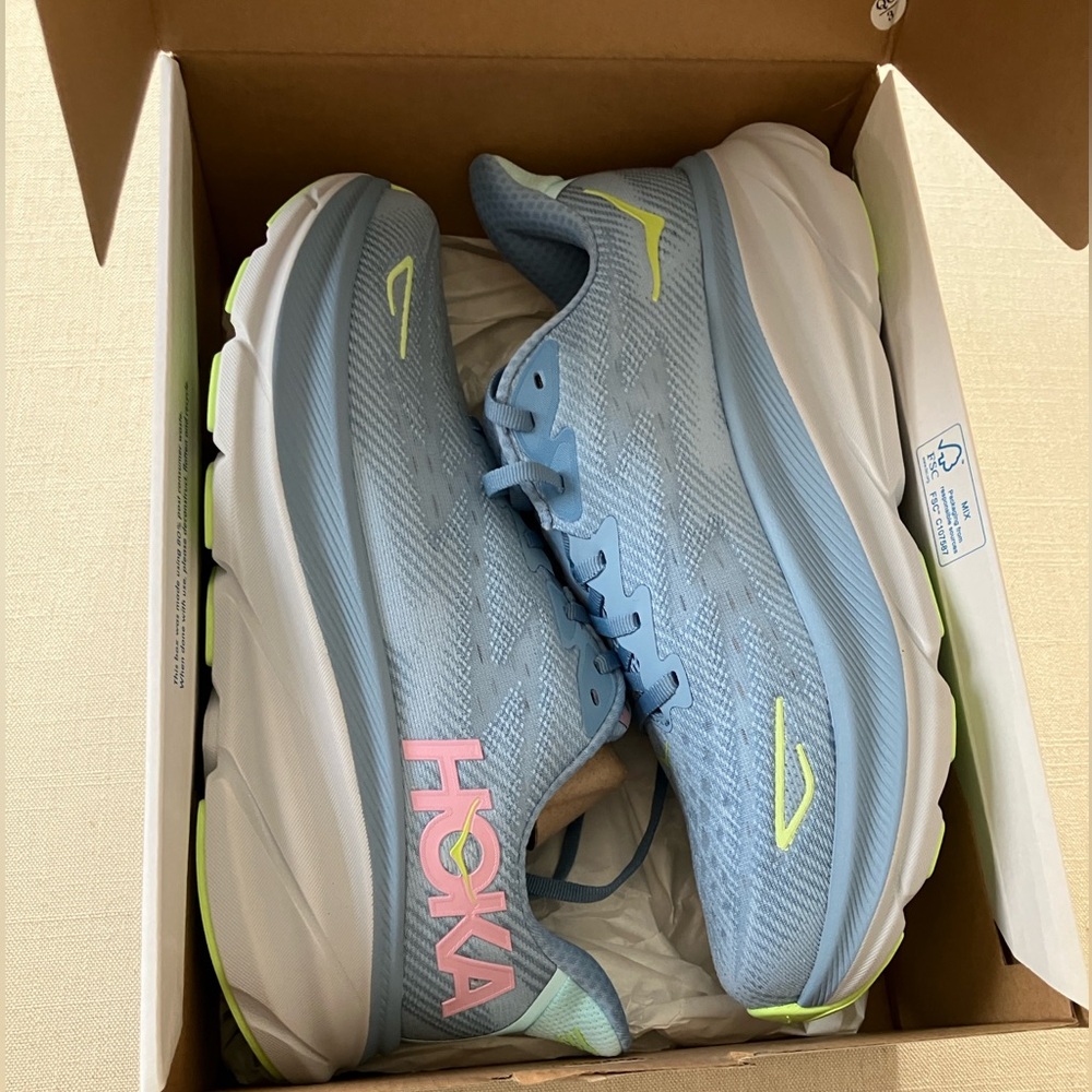 NWT Hoka Clifton 9 Sneakers